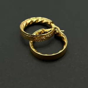 Argollas con relieve por dentro y talladas por fuera