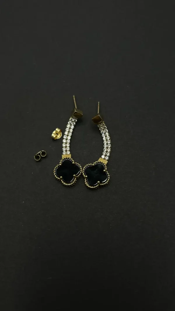 Aretes con colgante de flor negra