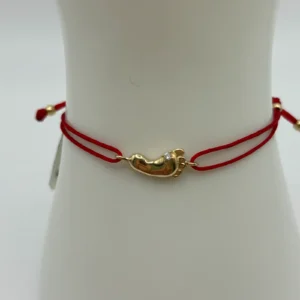 Pulso hilo rojo huella de pies