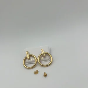 Aretes pegados con colgante