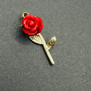 Dije de flor roja