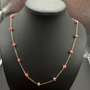 Cadena de ojitos rojos