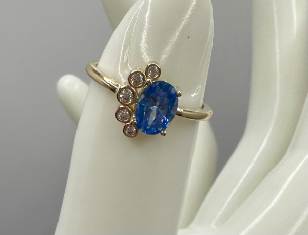 Navy blue stone with zircons (Piedra azul marina con circonias)  39