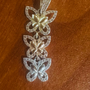 Three butterfly charms (Dijes de tres mariposas