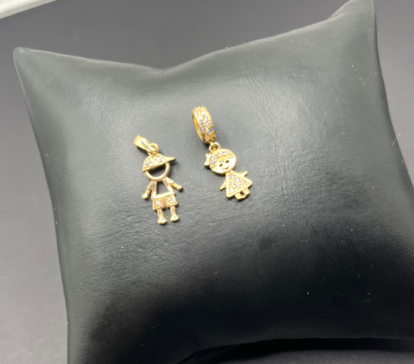 Boy and girl pendant (Dije de niño y niña