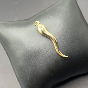 Large lucky horn pendant (Dije de cuerno de la suerte grande