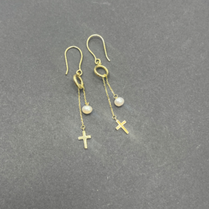 Cross and pearl dangle earrings (Aretes colgantes de cruz y perla