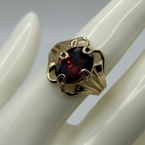 Red stone ring (Anillo piedra roja