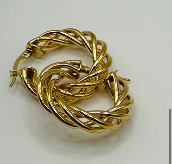 Twisted rings with Medina design (Argollas torcidas con diseño Medina