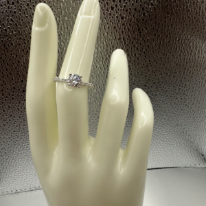 Solitaire Ring in White Gold (Anillo Solitaire en Oro Blanco) 102