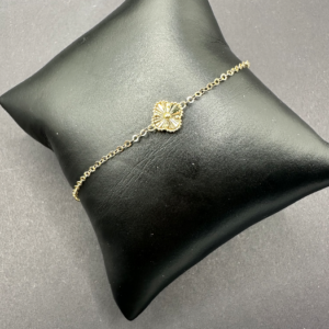 Golden bracelet with a small flower (Manilla dorada con una flor pequeña))    648