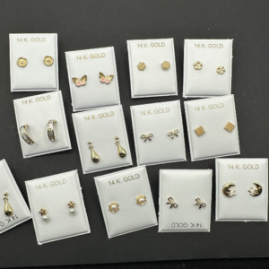 Glued earrings (Aretes pegados