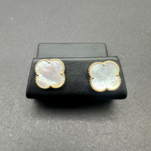 White iridescent earrings (Aretes blancos tornasol