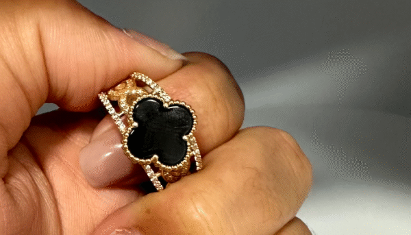 BLACK CLOVER RING (Anillo clover negro)